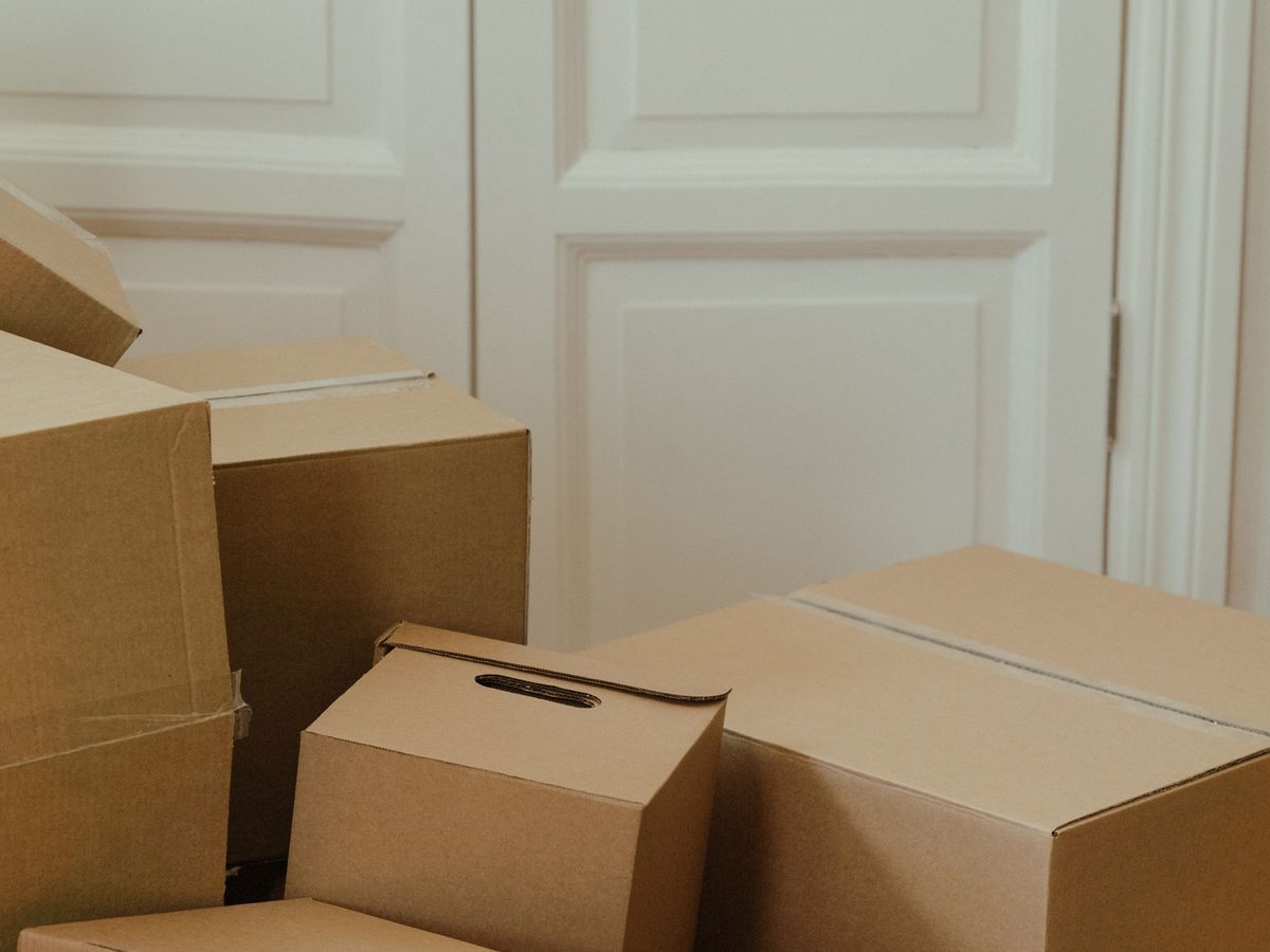 Verpackte Umzugskartons in der Wohnung